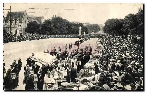 Ansichtskarte AK Lourdes Benedictions des malades sur L&#39Esplanade