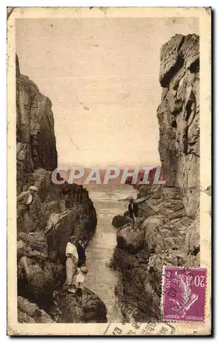 Cartes postales Ploumanach Le Gouffre a la Pointe du Diable entre deux rochers