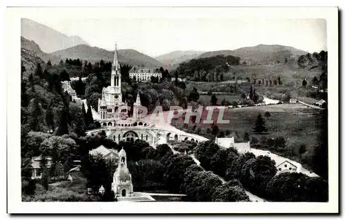 Ansichtskarte AK Lourdes La Basilique et le calvaire Chateau fort