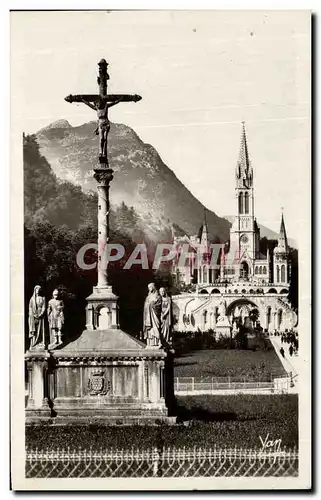 Ansichtskarte AK Lourdes La Basilique et le calvaire breton