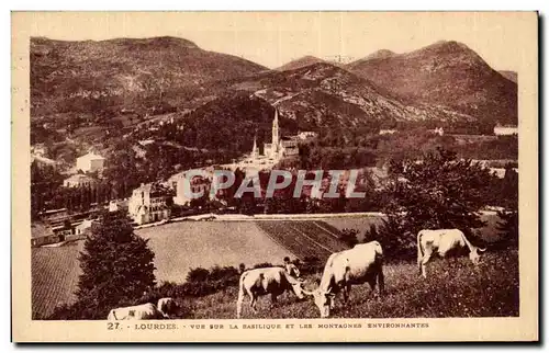 Cartes postales Lourdes Vue sur la Basilique et les montagnes environnantes Vaches