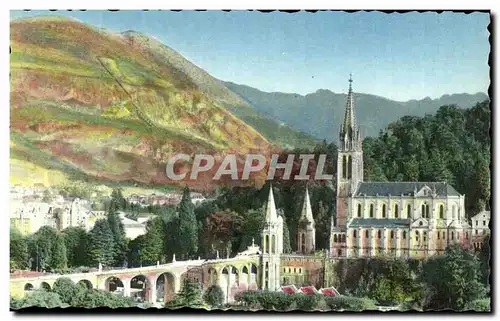 Cartes postales Lourdes La Basilique vue de cote et les Pyrenees