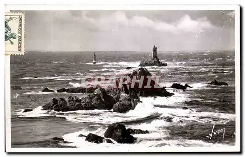 Cartes postales Pointe du Raz (Finistere) Le Phare de la Vieille au loin l'ile de Sein