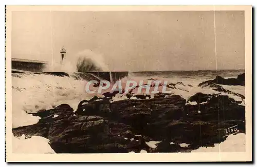 Ansichtskarte AK Les Sables D&#39Olonne Le Phare Pendant La Tempete