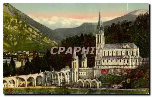 Cartes postales Lourdes La basilique Et Les Montagnes