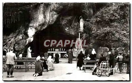 Cartes postales moderne Lourdes La Priere Aux Pieds De La Vierge