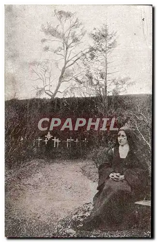 Cartes postales La Therese De l'Enfant Jesus Dans Le Jardin Du Monastere Lisieux