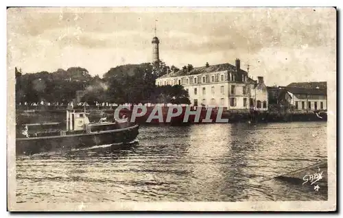 Ansichtskarte AK Lorient Le port et l&#39Hotel Maritime Bateau