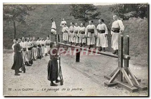 Cartes postales La Caserne Le passage de la poutre Militaria