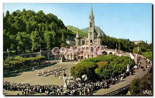 Cartes postales moderne Lourdes Les malades assistant au Chemin de Croix