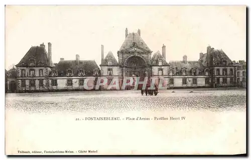 Ansichtskarte AK Fontainebleau Place d&#39armes Pavillon Henri IV Militaria