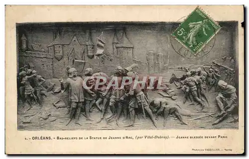 Cartes postales Orleans Bas Reliefs De la Statue De Jeanne d&#39arc Jeanne blessee devant Paris