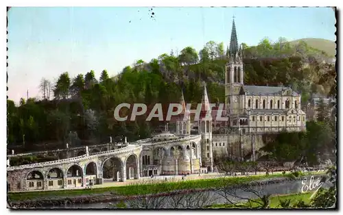 Cartes postales Lourdes La Basilique A droite La Grotte