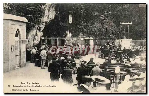 Ansichtskarte AK Les Pyrenees Lourdes Les Malades a la Grotte