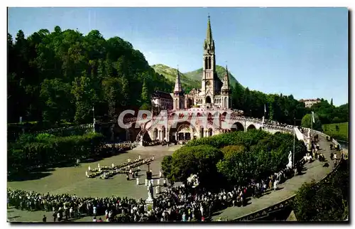 Cartes postales moderne Lourdes Les Malades Assistant au Chemin de Croix