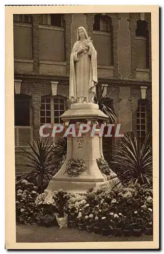 Ansichtskarte AK La Statue De Sainte Therese De L&#39enfant Jesus dans la cour d&#39entree du Carmel de Lisieux