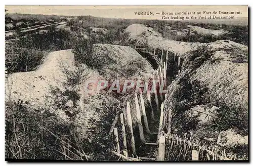 Ansichtskarte AK Verdun Boyau conduisant au Fort de Douaumont Tranchees Militaria