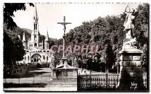 Cartes postales Lourdes La Basilique et I&#39Esplanade