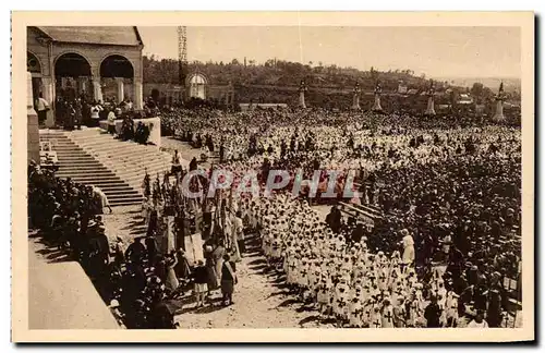 Ansichtskarte AK La Basilique de Lisieux Une ceremonie sur le parvis