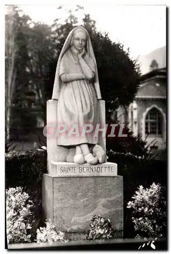 Cartes postales Lourdes Sainte Bernadette Dans l&#39esplanade de la basilique