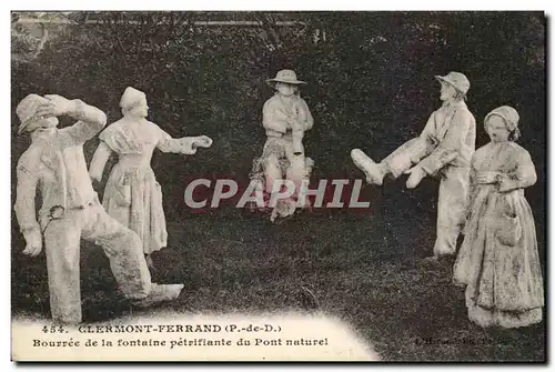 Cartes postales Clermont Ferrand Bourree de la fontaine petrifiante du Pont naturel Folklore