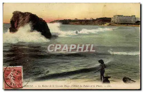 Ansichtskarte AK Biarritz Le Rocher de la Plage l&#39Hotel du Palais et le Phare