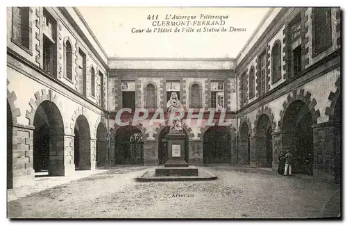 Cartes postales L&#39Auvergne Pittoresque Clermont Ferrand Cour de l&#39Hotel de Ville et Statue de Domas