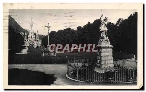 Cartes postales Lourdes St Michel La Crioix de Bretons et la Basilique