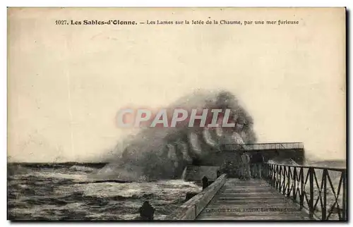 Cartes postales Les Sables D'Olonne Les Lames Sur La jetee De La Chaume Par Une Mer Furieuse
