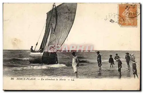 Cartes postales Berck Plage En attendant la Maree Bateau