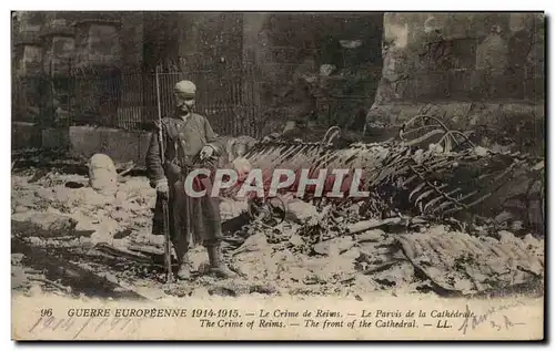 Ansichtskarte AK Guerre Europeenne Le Crime Le Crime de Reims Le parvis de la cathedrale Militaria