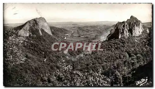 Ansichtskarte AK Les Belles Francaises I&#39Auvergne Mont Dore Les roches Tuiliere et Sanadoire et la vallee de R