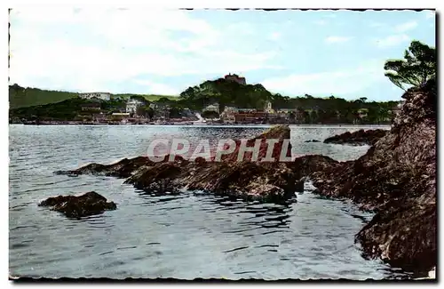 Cartes postales moderne Porquerolles Le village Le Port Et E Gauche l&#39Ecole De Radar