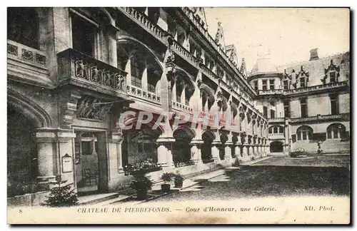 Ansichtskarte AK Chateau De Pierrefonds Cour d&#39Honneur une Galerie