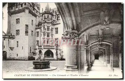 Ansichtskarte AK Chateau de Pierrefonds Une Colonnade et l&#39Escalier d&#39Honneur