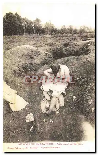 Cartes postales Au Bord De La Tranchee poilu Cherchant ses poux Militaria