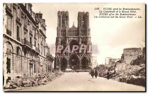 Ansichtskarte AK Reims apres les Bombardements La Cathedrale et le Grand Hotel Militaria