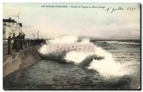 Cartes postales Les Sables D'Olonne Etudes De Vagues Au Phare Rouge