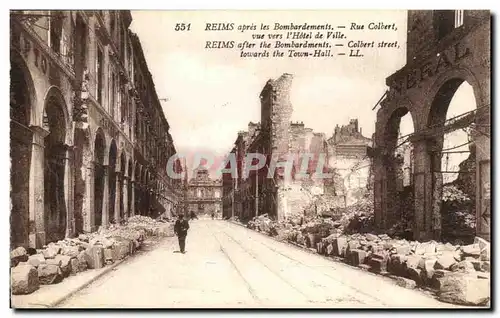 Cartes postales Reims apres les Bombardementd Rue Colbert vue vers l'Hotel de ville Militaria
