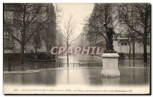 Cartes postales Les Inondations de Paris Le Bateau de Passage de la Rue Saint Dominique