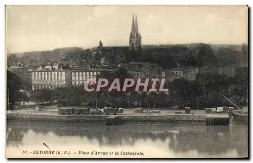 Cartes postales Bayonne Place d'Armes et la Cathedrale