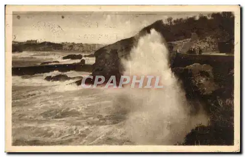 Ansichtskarte AK Biarritz Un Coup de Mer a l&#39Attalaye