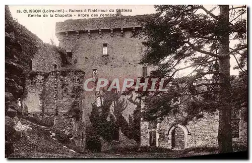 Ansichtskarte AK Clisson Ruines a I&#39Interieur du Chateau Entree de la Chapelle Arbre