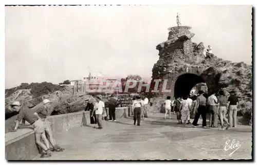 Cartes postales Biarritz Le Rocher De La Vierge Au Fond Le Musee De La Mer