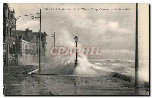 Ansichtskarte AK Les Sables d&#39Olonne Coup de mer sur le Remblai