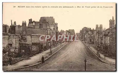 Cartes postales Reims dans les ruines apres la retraite des Allemands Rue de Vesle prise de la Passerelle Milita