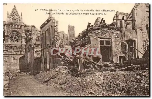 Cartes postales Reims Dans les ruines apres la retraite des Allemands Rue de l&#39ecole de medecine vers l&#39ar