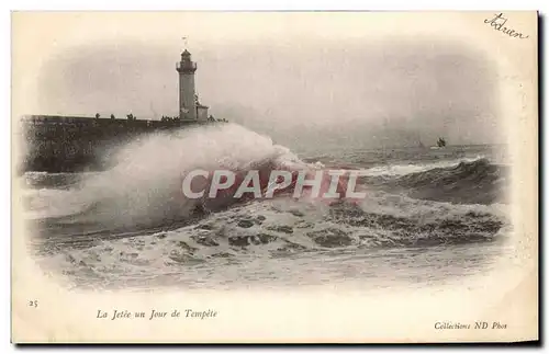 Cartes postales La Jetee un Jour de Tempete Phare