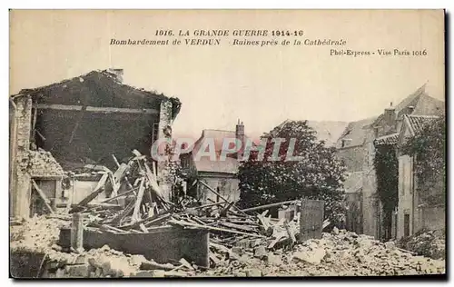 Cartes postales La Grande Guerre Bombardement de Verdun Ruines pres de la Cathedrale Militaria