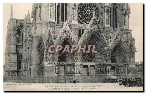 Cartes postales Reims En Ruines Portail de La Cathedrale Automobile